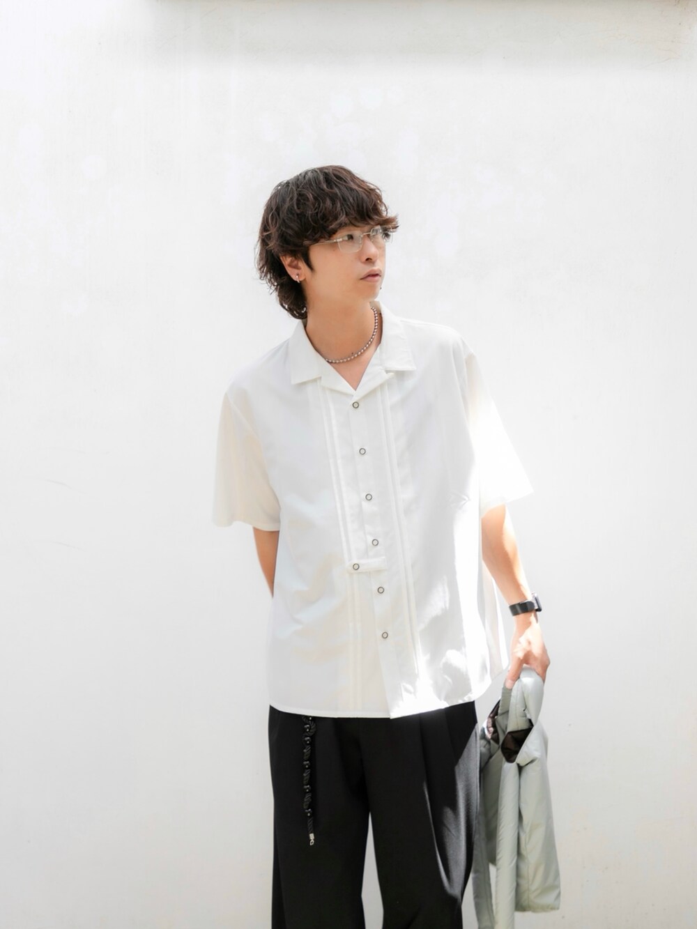 ホワイト系のシャツ/ブラウス、ブラック系のその他パンツ、ブラック系のローファーを着用したメンズの夏コーディネートの2枚目の写真