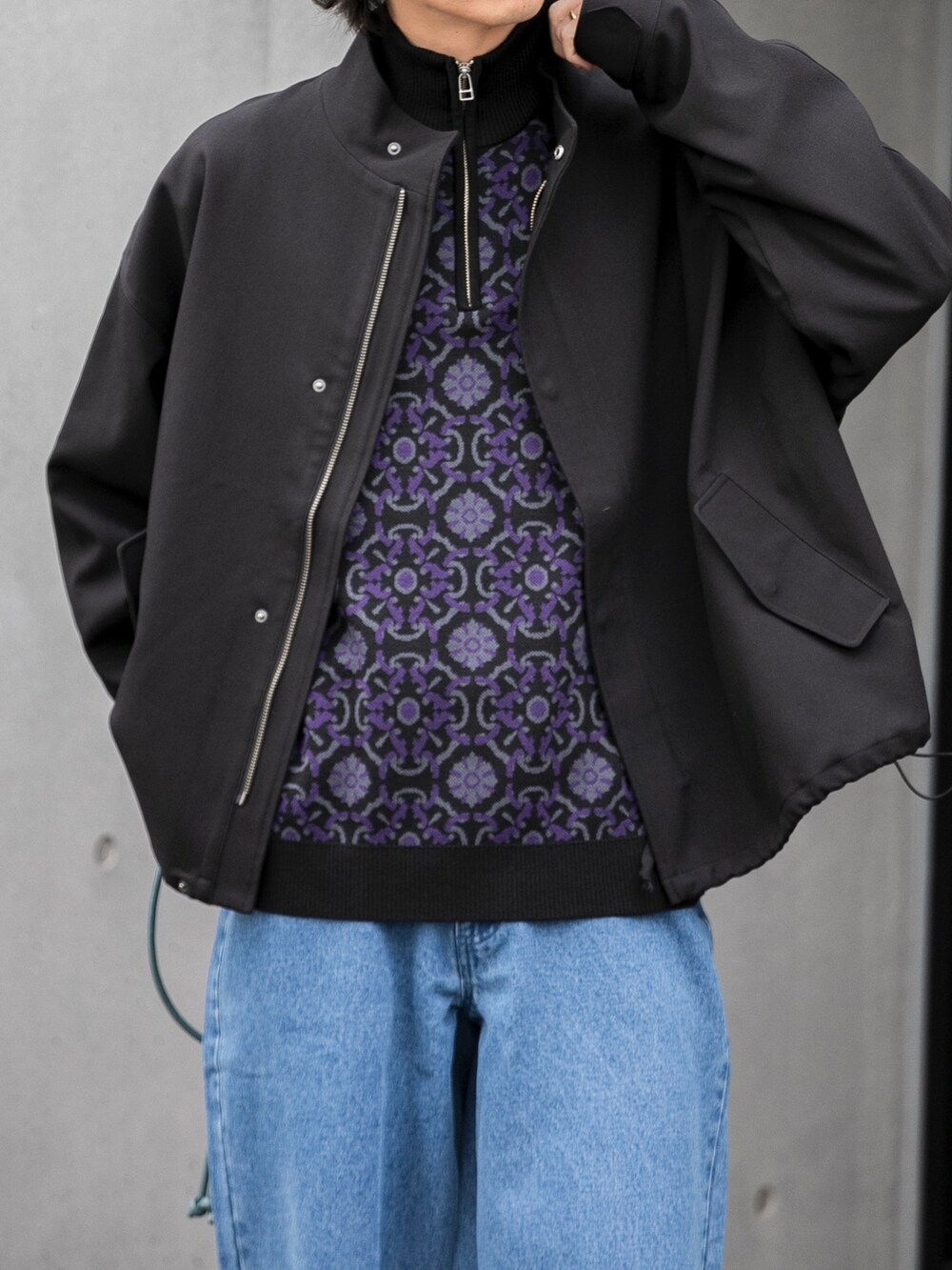 「プチプラ、ワイドパンツ、ショルダーバッグ、ブーツ、ニット、レイヤードスタイル、春色、休日スタイル、きれいめカジュアル、デニム、春アウター、ハーフジップ、SENSEOFPLACE」|「SENSE OF PLACE by URBAN RESEARCHのタイルジャガードハーフジップセーター(ニット/セーター、ブラック系)」を使った、akiiiiさん(メンズ・181cm)の冬コーディネートの3枚目の写真