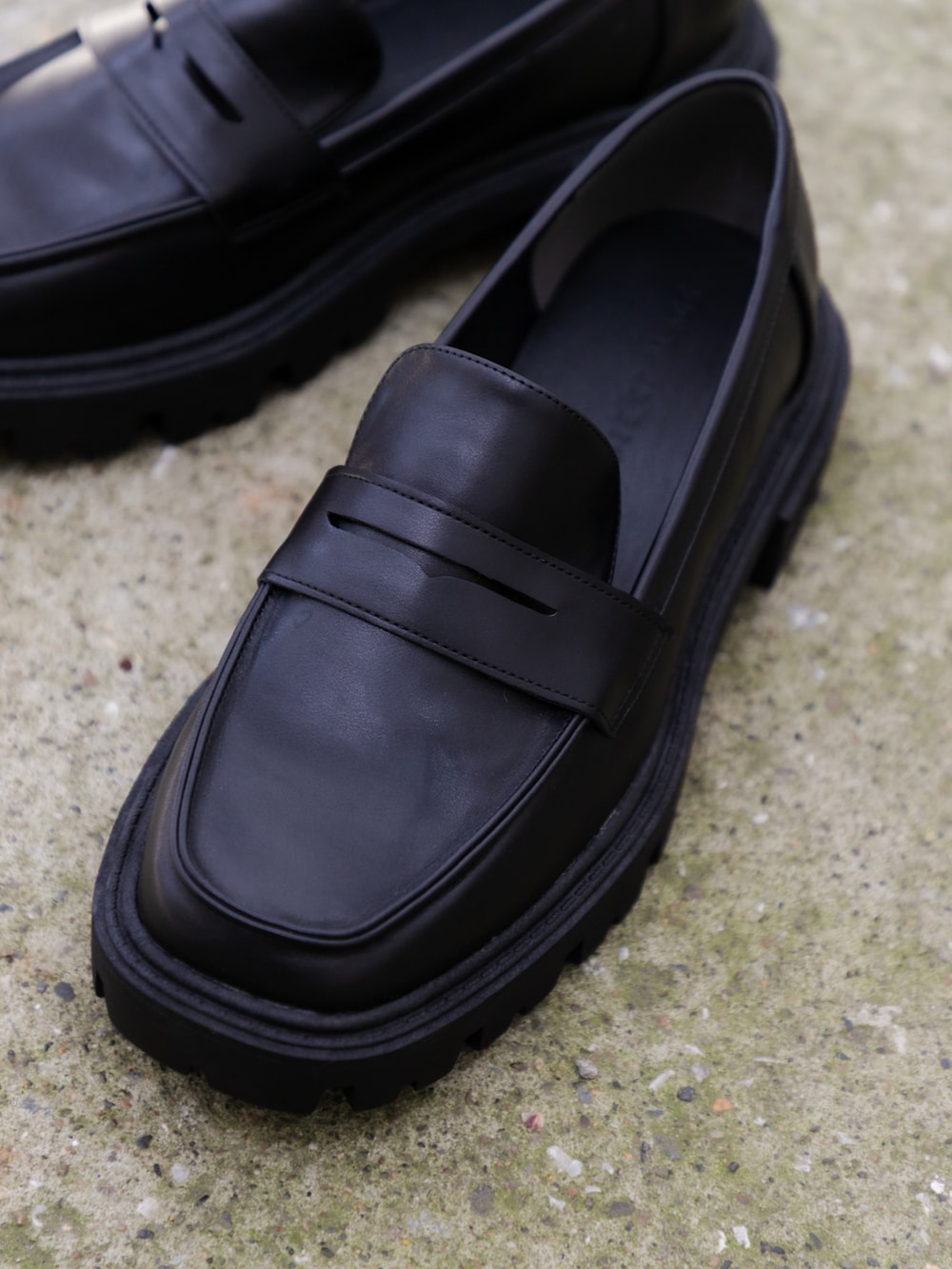 ホワイト系のシャツ/ブラウス、ブラック系のその他パンツ、ブラック系のローファーを着用したメンズの夏コーディネートの8枚目の写真