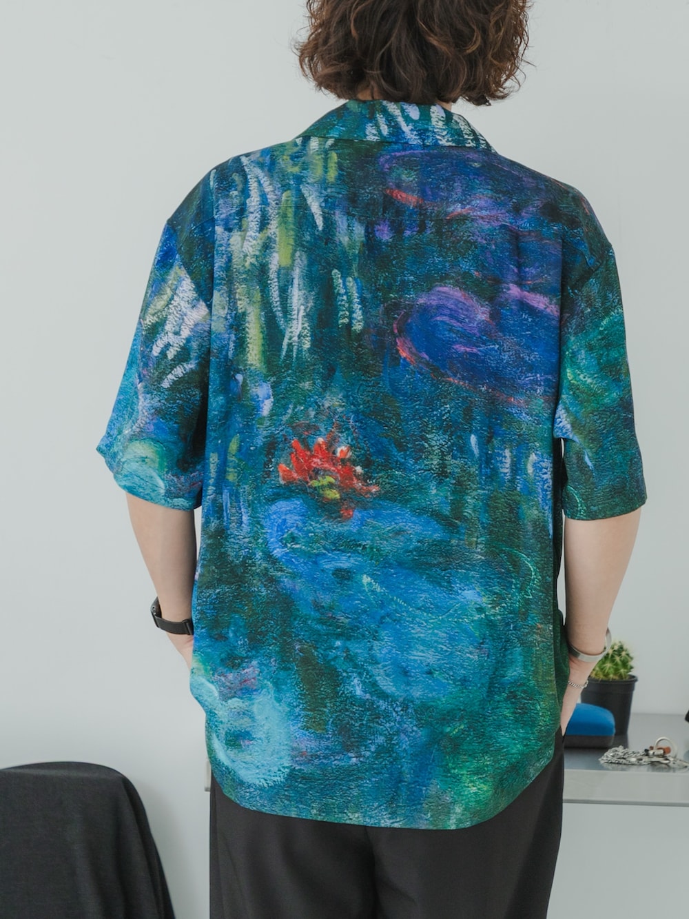 ブラック系のシャツ/ブラウス、ブラック系のその他パンツ、ブラック系のスリッポンを着用したメンズの夏コーディネートの4枚目の写真
