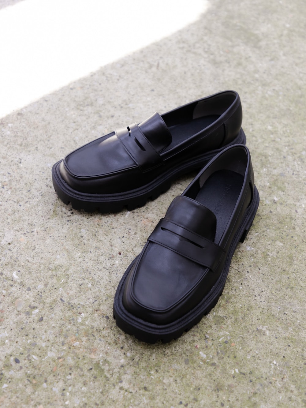 「ショルダーバッグ、厚底シューズ、デニムハーフパンツ、秋服準備はじめました、ハーフパンツ、休日スタイル、デニム、シャツスタイル、メガネ男子、韓国ファッション、きれいめカジュアル、お出かけコーデ、SENSEOFPLACE」｜「SENSE OF PLACE by URBAN RESEARCHのレギュラーカラーネクタイシャツ（シャツ/ブラウス、ブルー系）」を使った、akiiiiさん（メンズ・181cm）の夏コーディネートの9枚目の写真