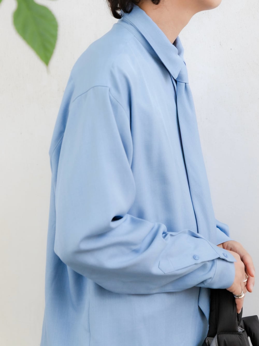 「ショルダーバッグ、厚底シューズ、デニムハーフパンツ、秋服準備はじめました、ハーフパンツ、休日スタイル、デニム、シャツスタイル、メガネ男子、韓国ファッション、きれいめカジュアル、お出かけコーデ、SENSEOFPLACE」｜「SENSE OF PLACE by URBAN RESEARCHのレギュラーカラーネクタイシャツ（シャツ/ブラウス、ブルー系）」を使った、akiiiiさん（メンズ・181cm）の夏コーディネートの4枚目の写真