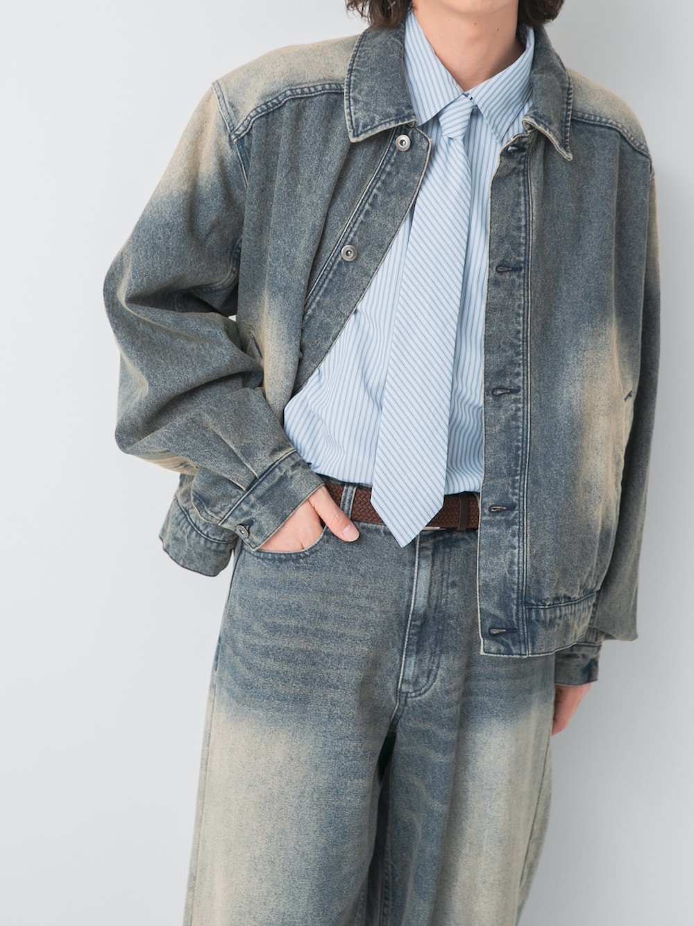 ブルー系のデニムジャケット、ブルー系のシャツ/ブラウス、ブルー系のデニムパンツを着用したメンズの冬コーディネートの2枚目の写真