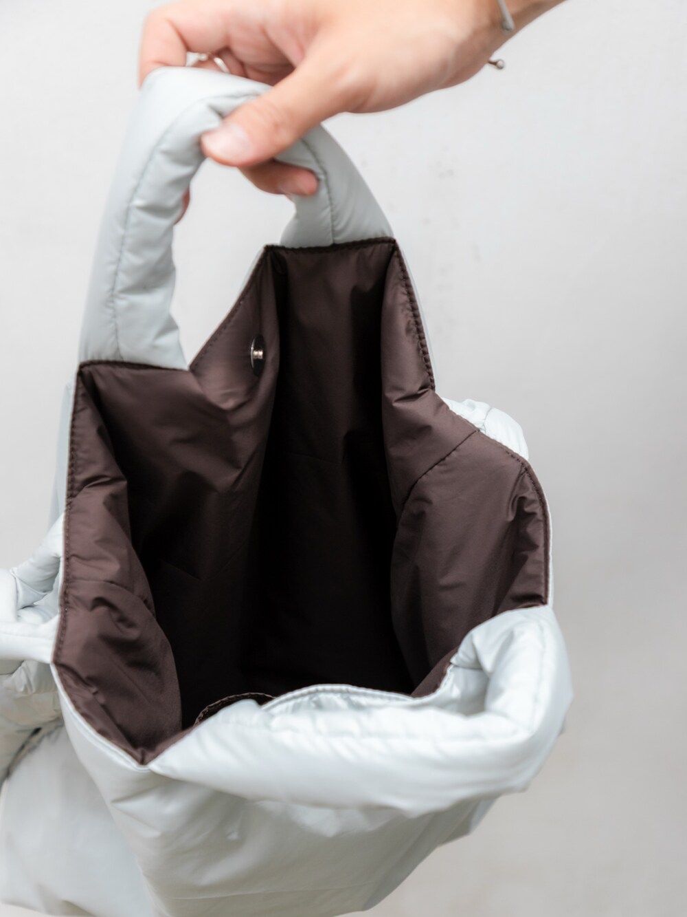 ホワイト系のシャツ/ブラウス、ブラック系のその他パンツ、ブラック系のローファーを着用したメンズの夏コーディネートの4枚目の写真