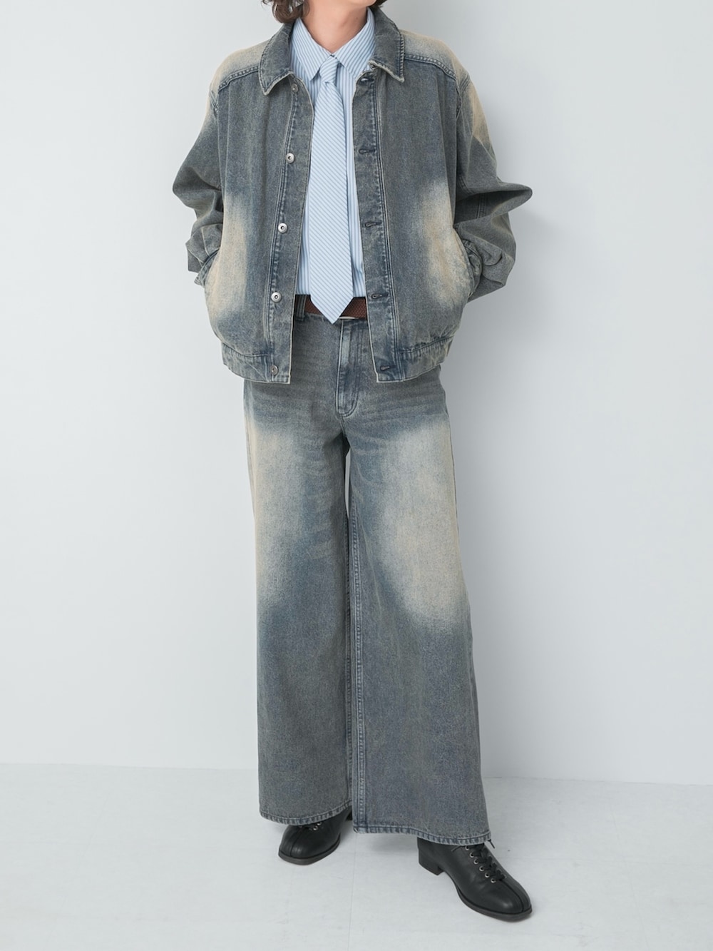 ブルー系のデニムジャケット、ブルー系のシャツ/ブラウス、ブルー系のデニムパンツを着用したメンズの冬コーディネートの4枚目の写真