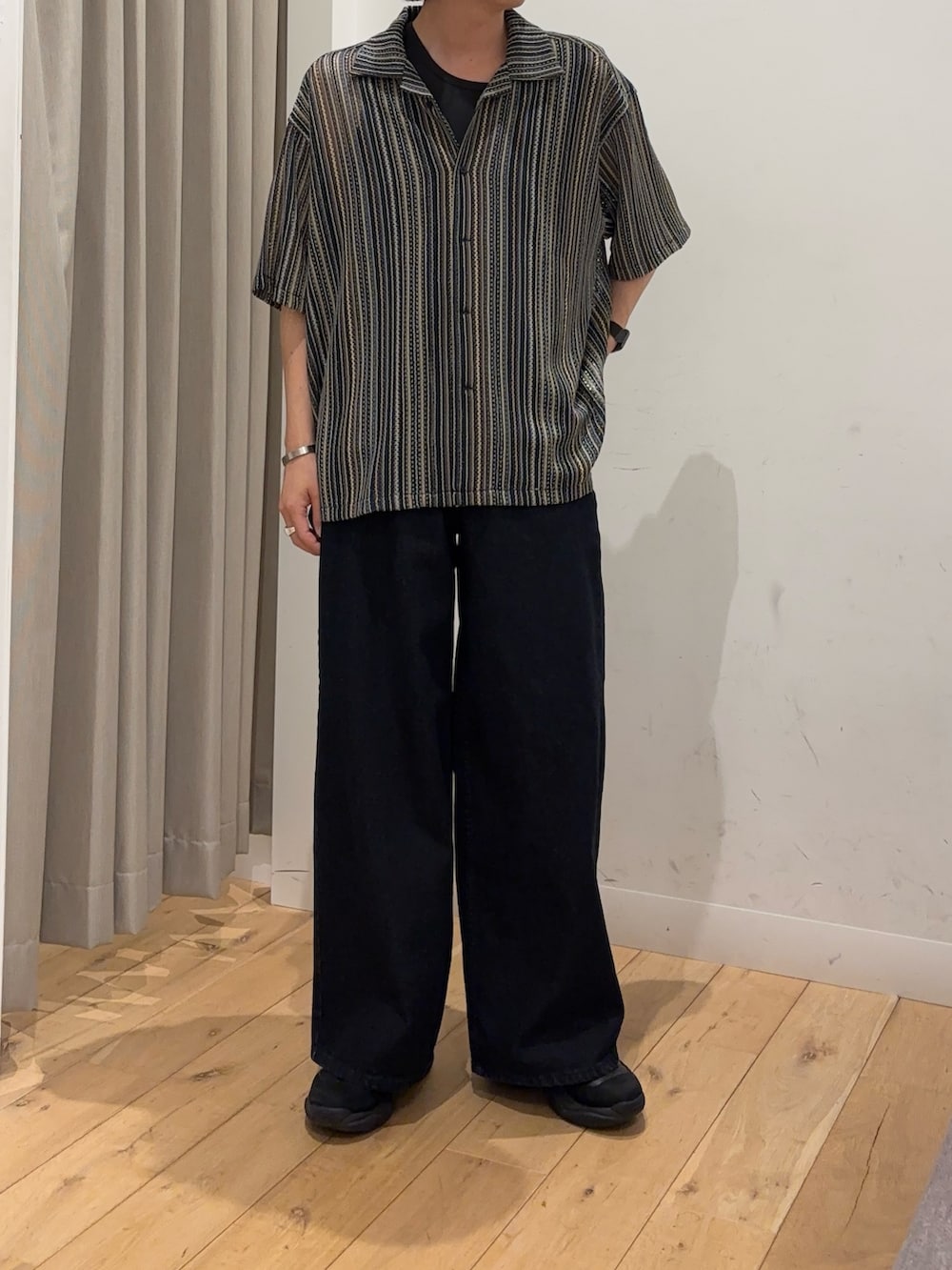 ブルー系のシャツ/ブラウス、グレー系のタンクトップ、ブルー系のデニムパンツを着用したメンズの夏コーディネートの2枚目の写真