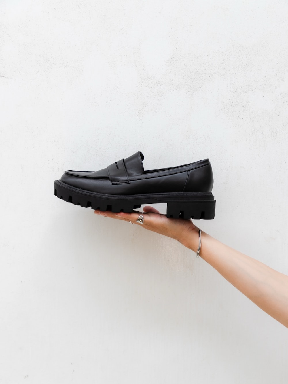 ホワイト系のシャツ/ブラウス、ブラック系のその他パンツ、ブラック系のローファーを着用したメンズの夏コーディネートの7枚目の写真