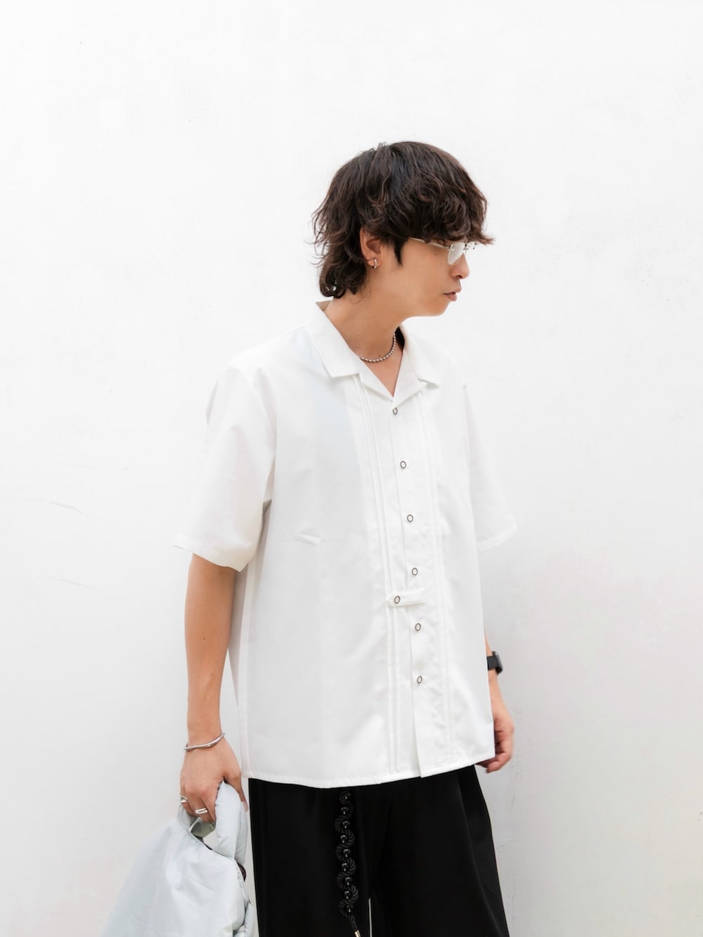 ホワイト系のシャツ/ブラウス、ブラック系のその他パンツ、ブラック系のローファーを着用したメンズの夏コーディネートの6枚目の写真