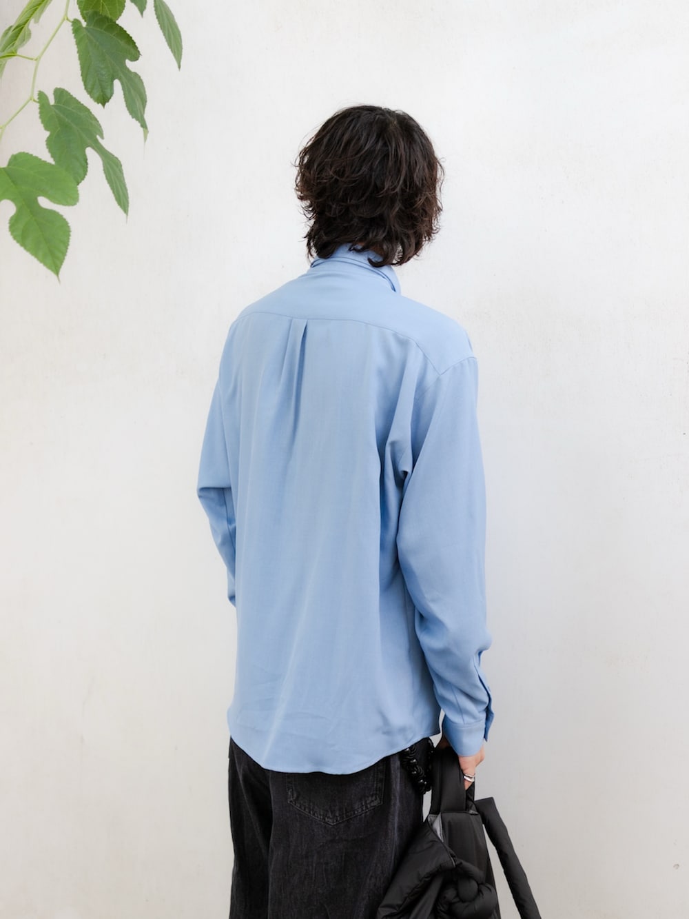 「ショルダーバッグ、厚底シューズ、デニムハーフパンツ、秋服準備はじめました、ハーフパンツ、休日スタイル、デニム、シャツスタイル、メガネ男子、韓国ファッション、きれいめカジュアル、お出かけコーデ、SENSEOFPLACE」｜「SENSE OF PLACE by URBAN RESEARCHのレギュラーカラーネクタイシャツ（シャツ/ブラウス、ブルー系）」を使った、akiiiiさん（メンズ・181cm）の夏コーディネートの3枚目の写真