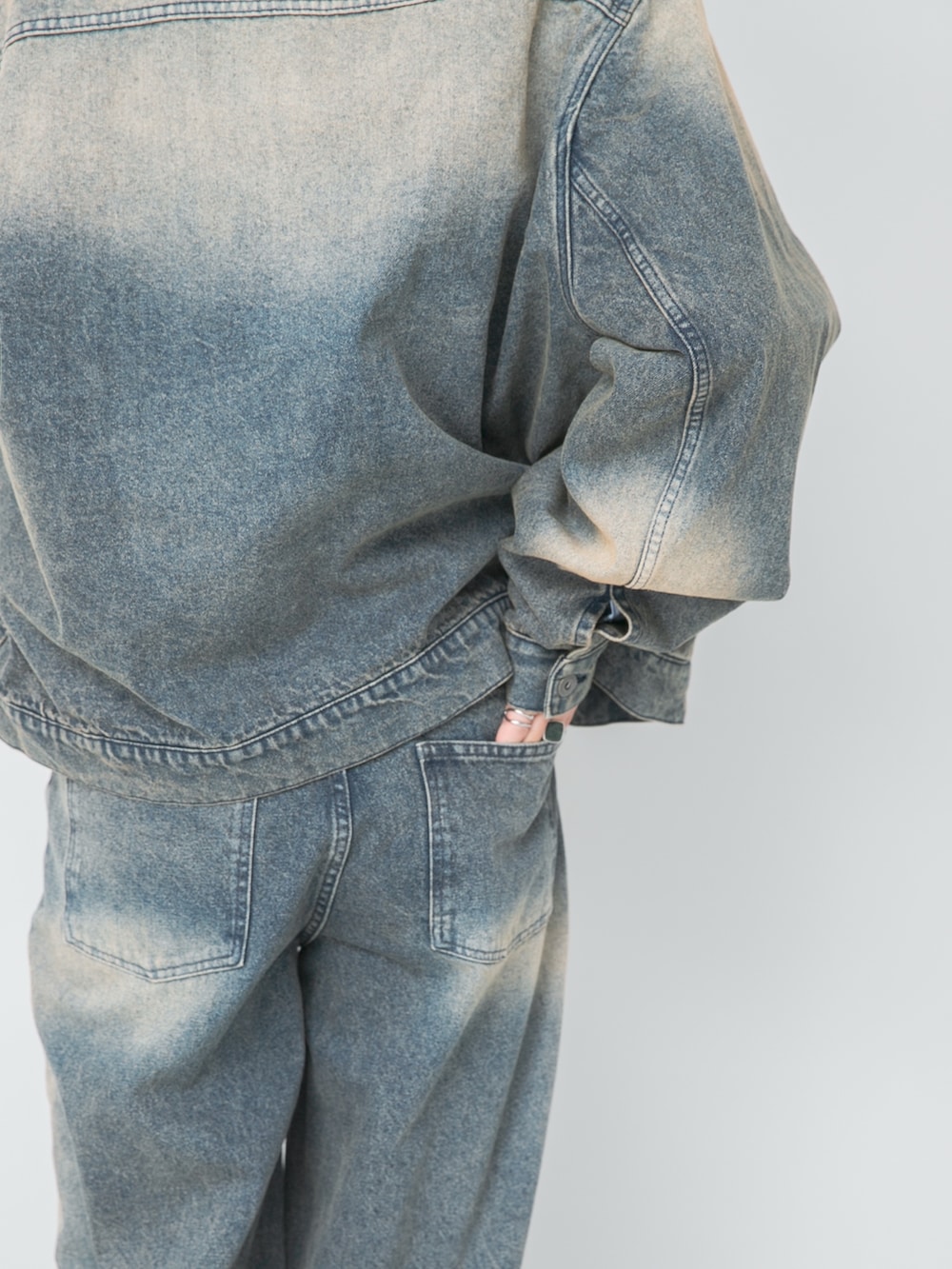 ブルー系のデニムジャケット、ブルー系のシャツ/ブラウス、ブルー系のデニムパンツを着用したメンズの冬コーディネートの3枚目の写真