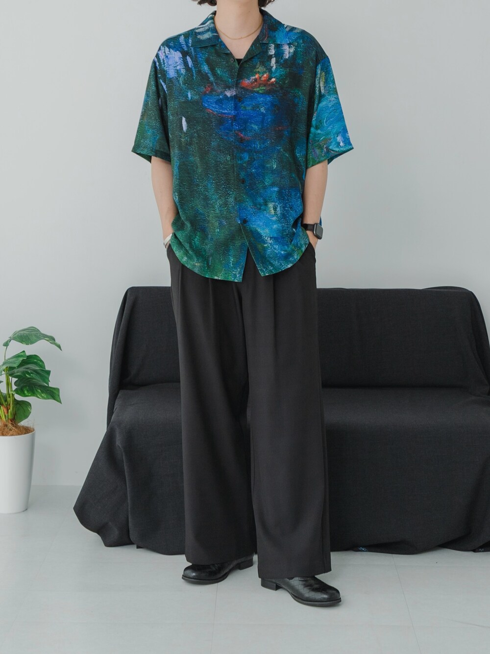 ブラック系のシャツ/ブラウス、ブラック系のその他パンツ、ブラック系のスリッポンを着用したメンズの夏コーディネートの2枚目の写真