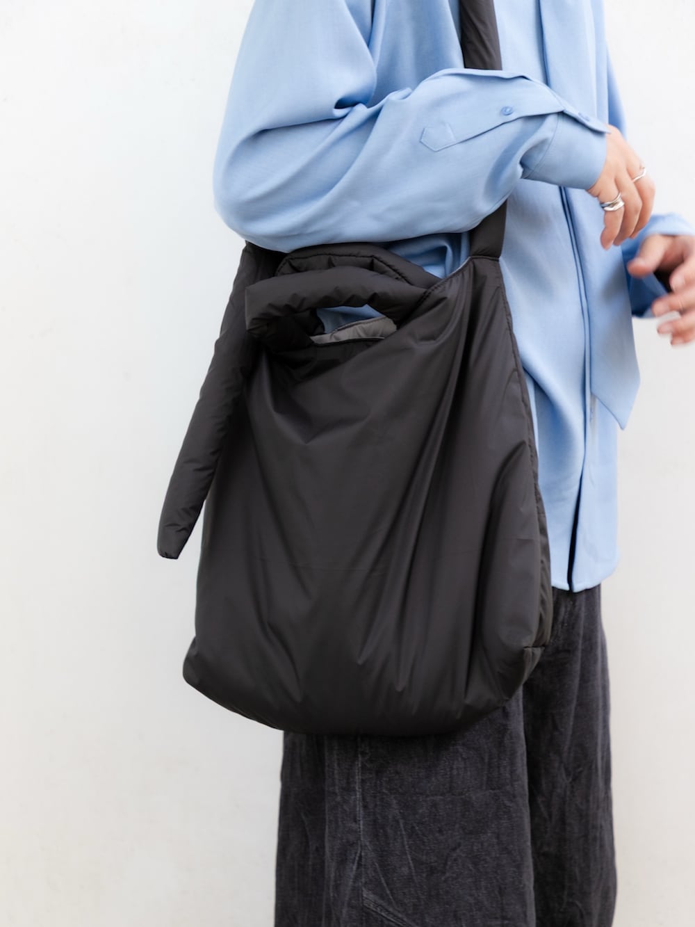 「ショルダーバッグ、厚底シューズ、デニムハーフパンツ、秋服準備はじめました、ハーフパンツ、休日スタイル、デニム、シャツスタイル、メガネ男子、韓国ファッション、きれいめカジュアル、お出かけコーデ、SENSEOFPLACE」｜「SENSE OF PLACE by URBAN RESEARCHのレギュラーカラーネクタイシャツ（シャツ/ブラウス、ブルー系）」を使った、akiiiiさん（メンズ・181cm）の夏コーディネートの6枚目の写真