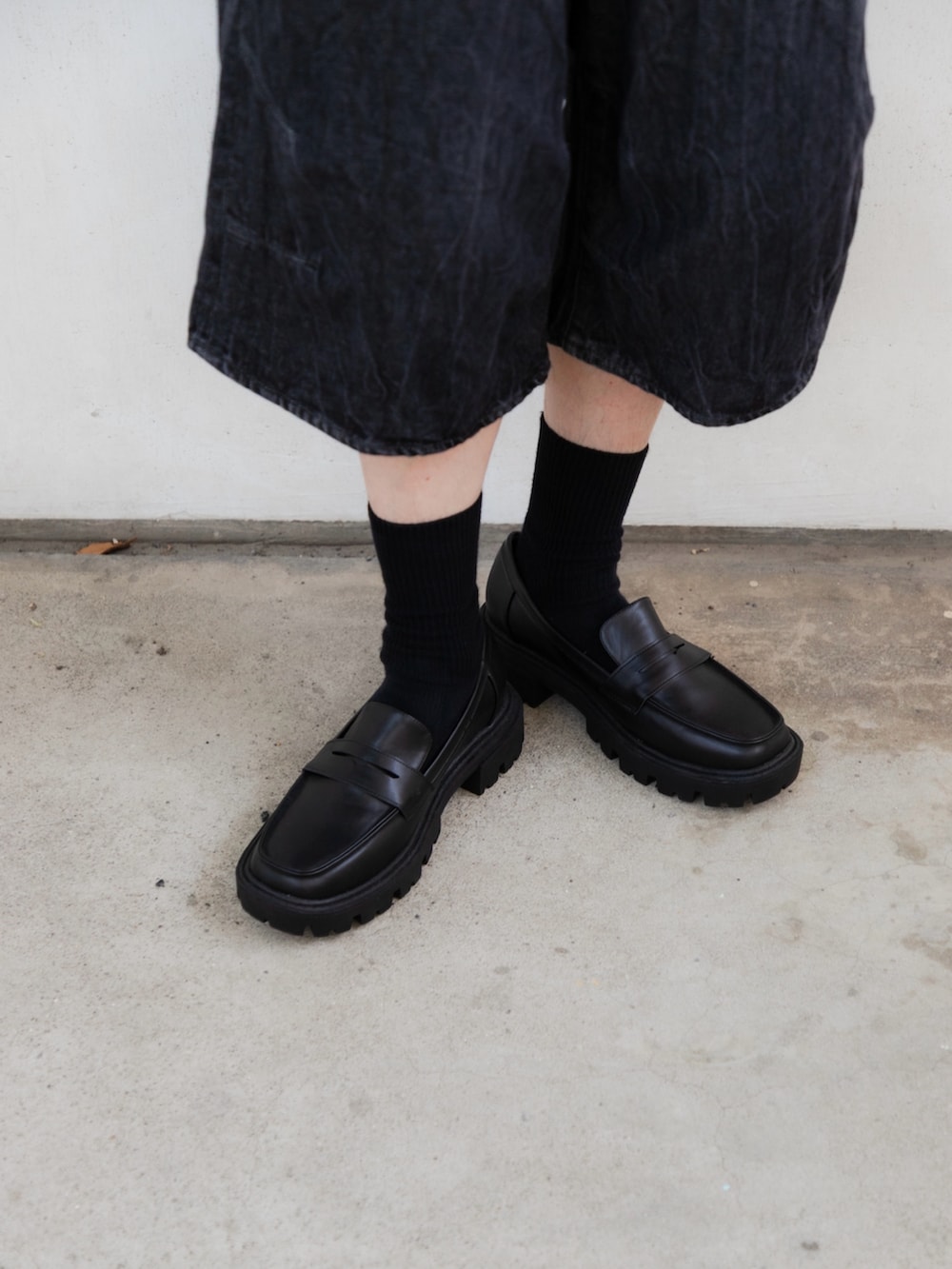 「ショルダーバッグ、厚底シューズ、デニムハーフパンツ、秋服準備はじめました、ハーフパンツ、休日スタイル、デニム、シャツスタイル、メガネ男子、韓国ファッション、きれいめカジュアル、お出かけコーデ、SENSEOFPLACE」｜「SENSE OF PLACE by URBAN RESEARCHのレギュラーカラーネクタイシャツ（シャツ/ブラウス、ブルー系）」を使った、akiiiiさん（メンズ・181cm）の夏コーディネートの8枚目の写真