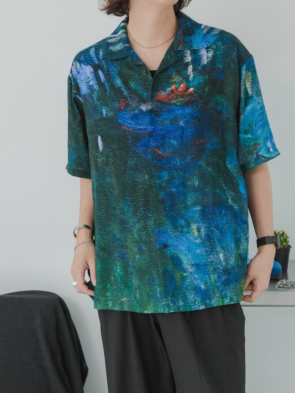 ブラック系のシャツ/ブラウス、ブラック系のその他パンツ、ブラック系のスリッポンを着用したメンズの夏コーディネートの3枚目の写真