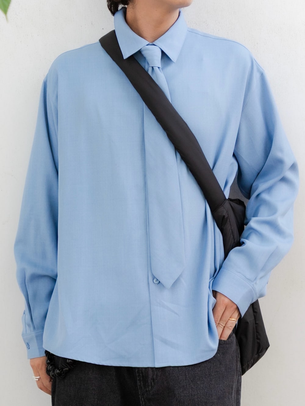 「ショルダーバッグ、厚底シューズ、デニムハーフパンツ、秋服準備はじめました、ハーフパンツ、休日スタイル、デニム、シャツスタイル、メガネ男子、韓国ファッション、きれいめカジュアル、お出かけコーデ、SENSEOFPLACE」｜「SENSE OF PLACE by URBAN RESEARCHのレギュラーカラーネクタイシャツ（シャツ/ブラウス、ブルー系）」を使った、akiiiiさん（メンズ・181cm）の夏コーディネートの5枚目の写真