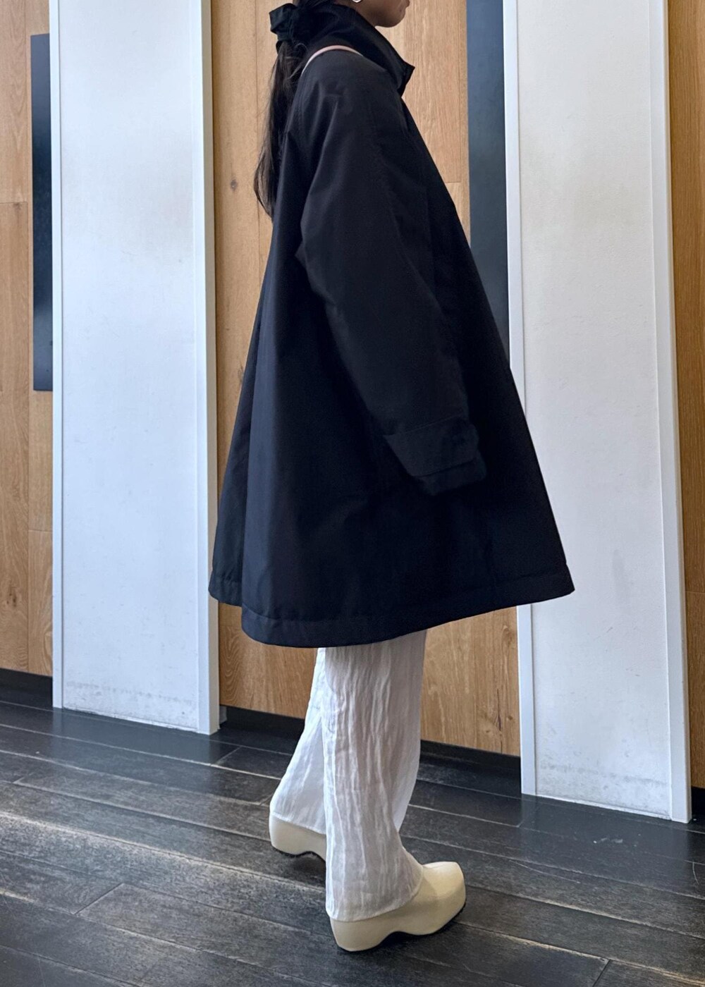 ピンク系のショルダーバッグ、ホワイト系のサンダル、ブラック系のスウェットを着用したレディースの冬コーディネートの3枚目の写真