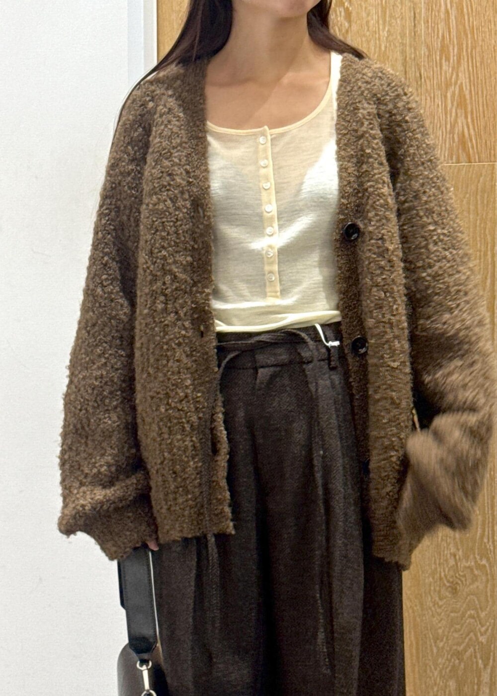 ブラック系のサンダル、ブラック系のショルダーバッグ、ホワイト系のTシャツ/カットソーを着用したレディースの秋コーディネートの4枚目の写真