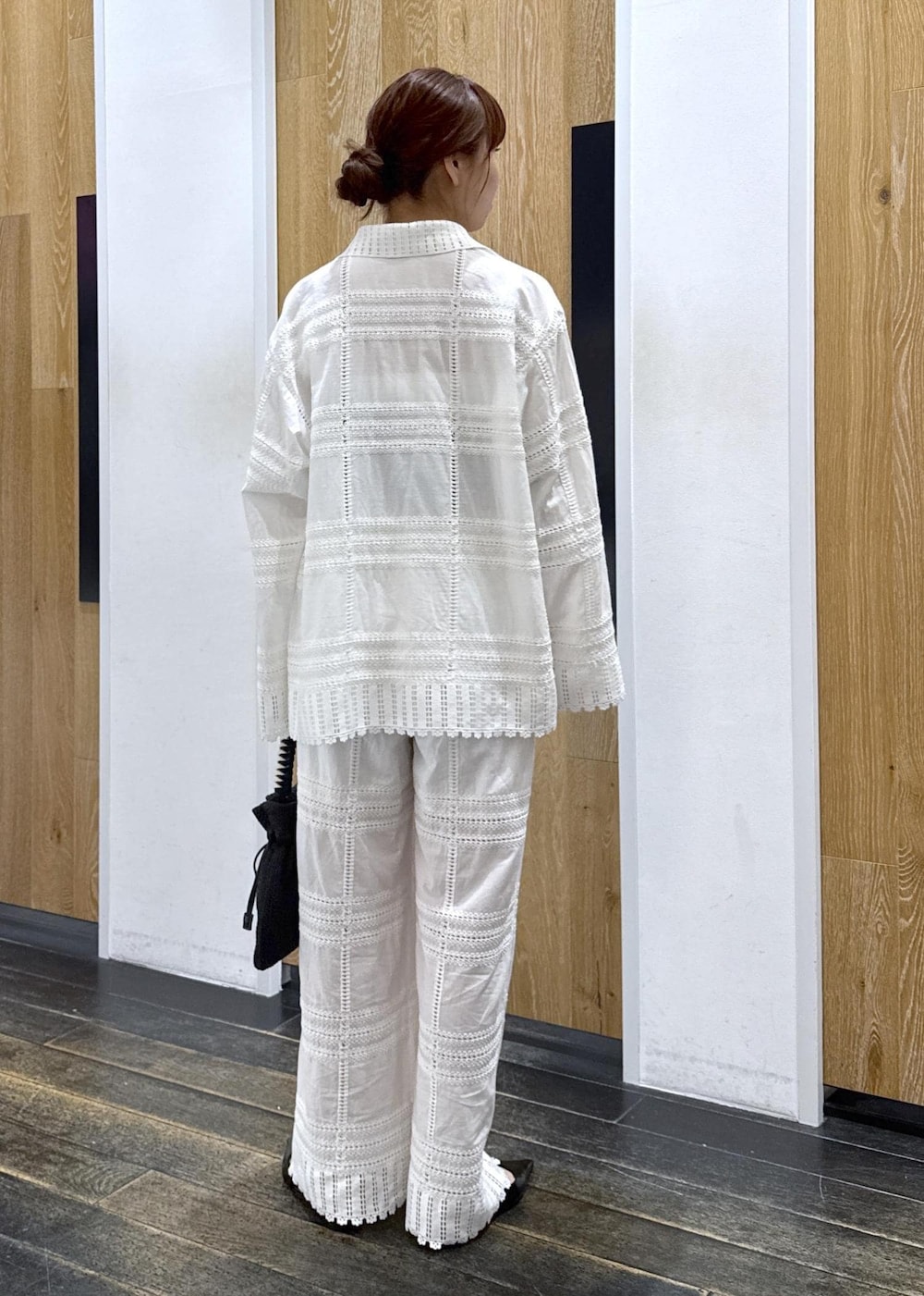 ブラック系のパンプス、グレー系のベスト、ブラック系のショルダーバッグを着用したレディースの春コーディネートの4枚目の写真