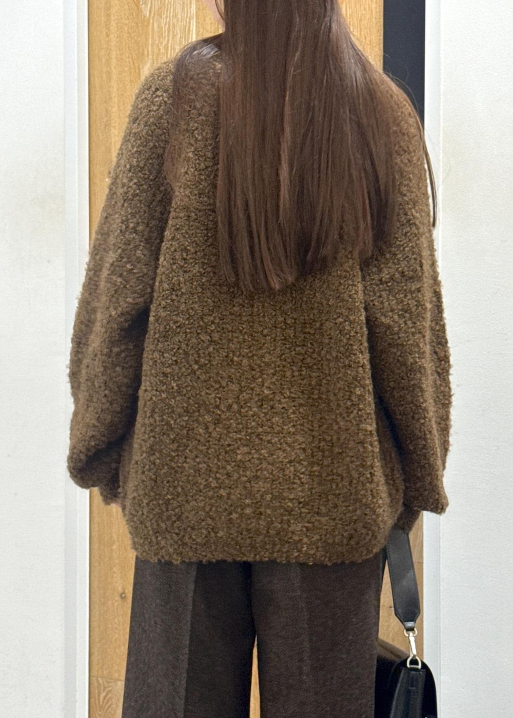 ブラック系のサンダル、ブラック系のショルダーバッグ、ホワイト系のTシャツ/カットソーを着用したレディースの秋コーディネートの6枚目の写真