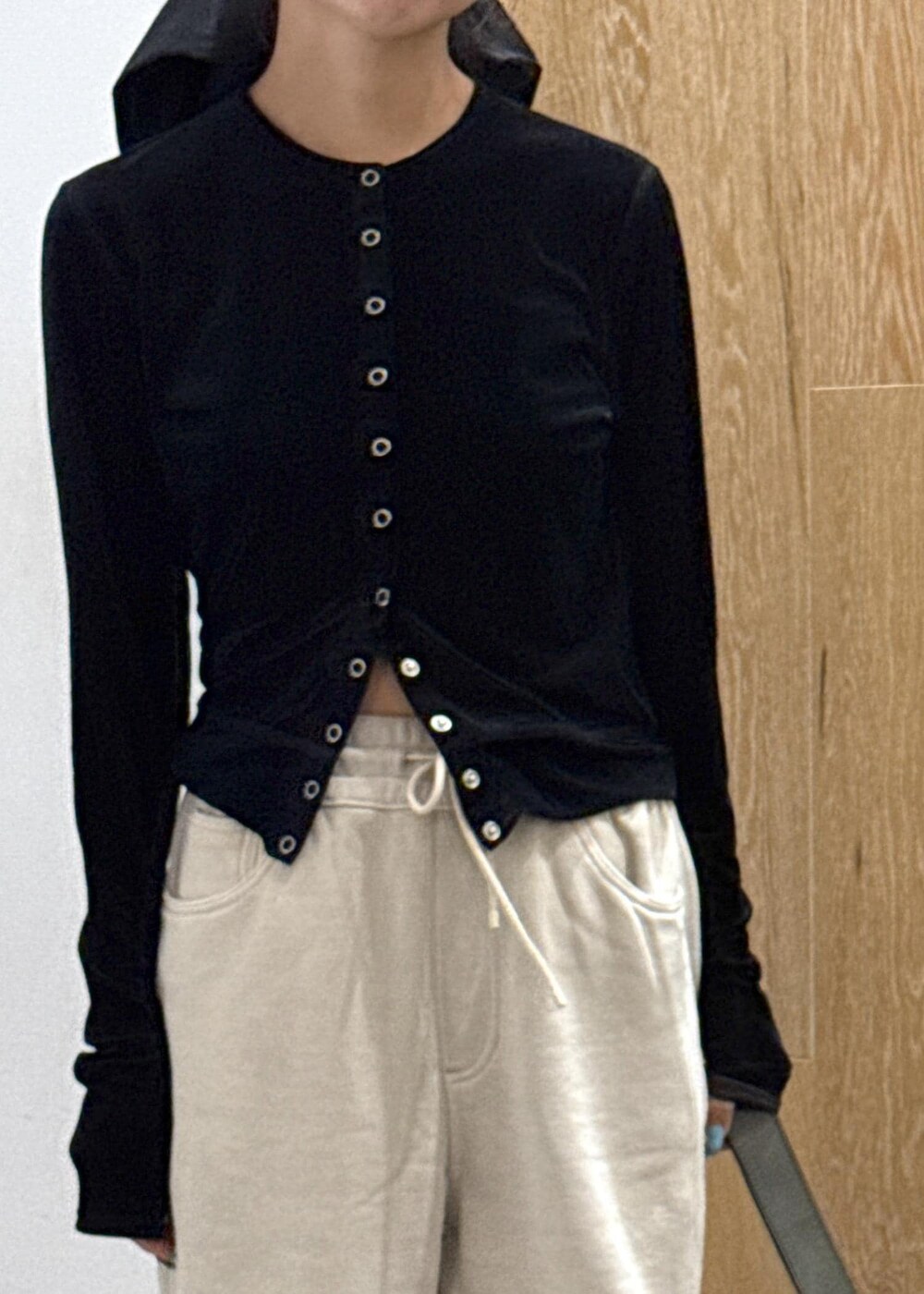 ブラック系のチューブトップ、グリーン系のショルダーバッグ、ブラック系のカーディガン/ボレロを着用したレディースの秋コーディネートの4枚目の写真