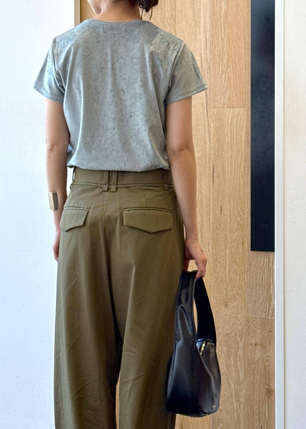 ブラック系のハンドバッグ、ブラック系のサンダル、ブルー系のTシャツ/カットソーを着用したレディースの夏コーディネートの6枚目の写真