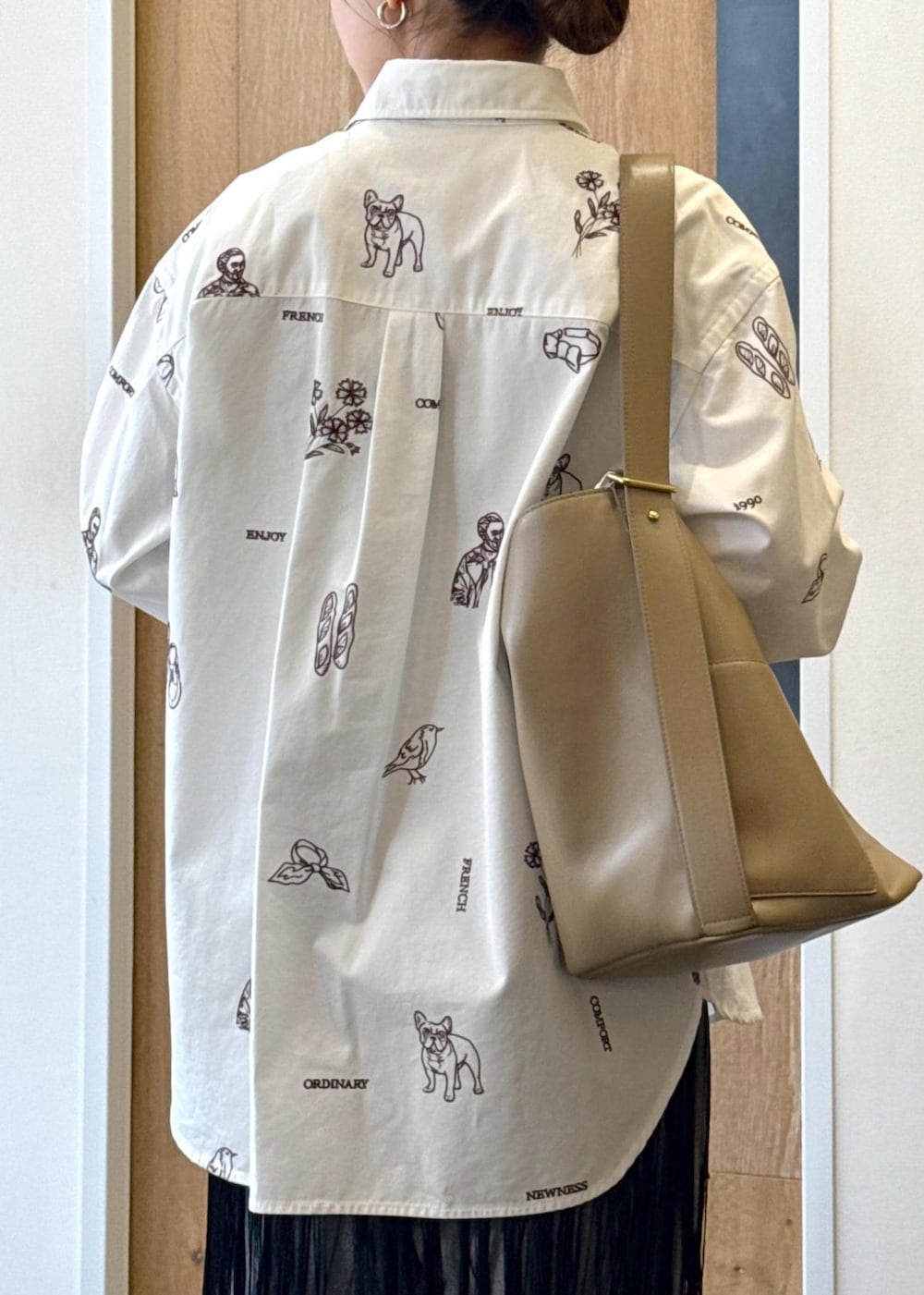 ホワイト系のスウェットパンツ、ベージュ系のショルダーバッグ、ブラウン系のローファーを着用したレディースの冬コーディネートの6枚目の写真