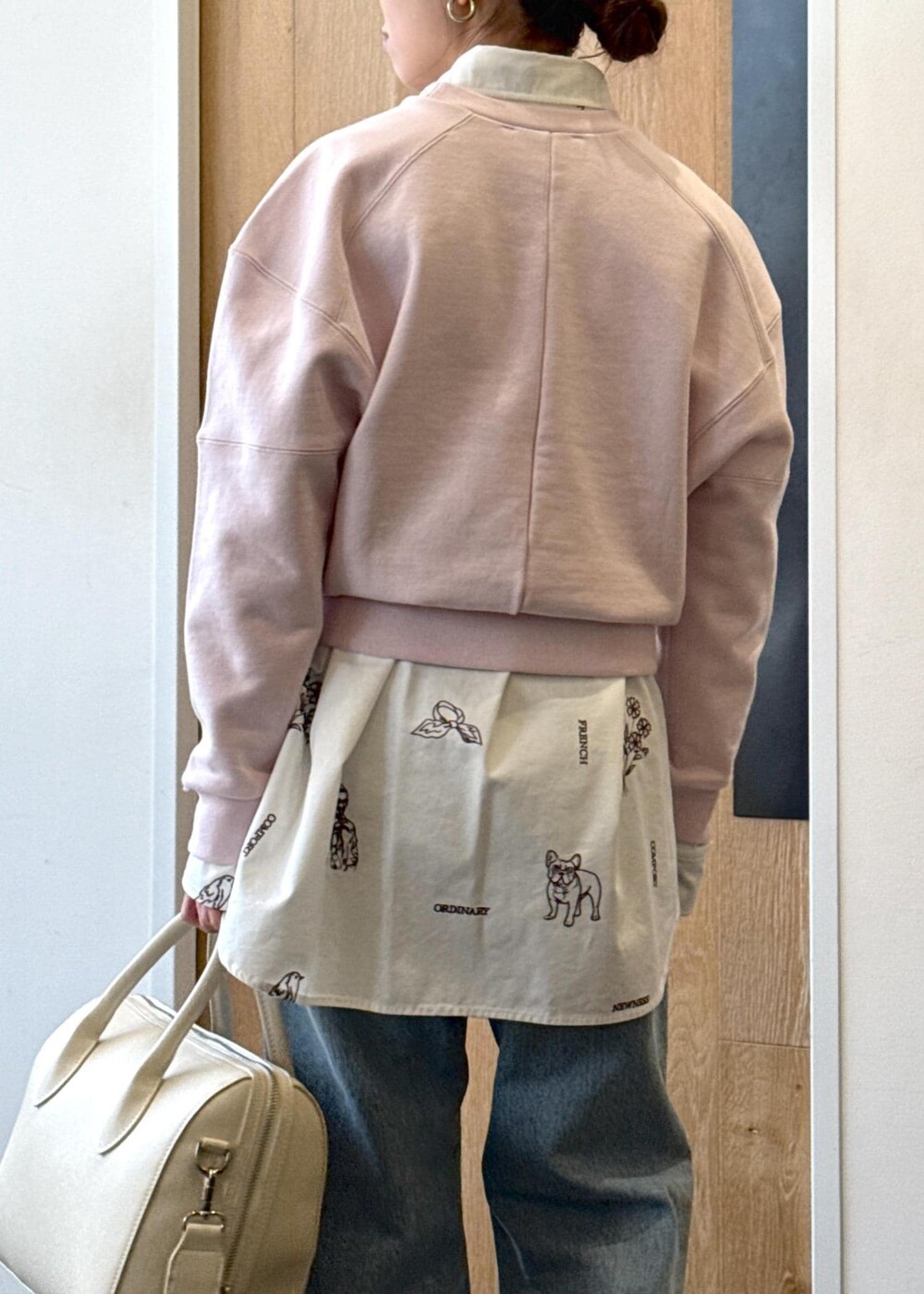 「初春コーデ、春コーデ、お出かけコーデ、旅行コーデ、女子会コーデ、大人カジュアル、レイヤード、パンツスタイル、シンプルコーデ、ADAM ET ROPÉ、ウェーブ、イエベ秋、乾燥、トップス、シャツ/ブラウス」|「ADAM ET ROPE'の【サステナブル】Iラインデニム(デニムパンツ、ブルー系)」を使った、shindoさん(レディース・159cm)の冬コーディネートの6枚目の写真