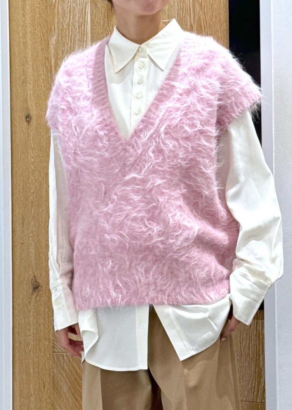 ホワイト系のシャツ/ブラウス、ピンク系のニット/セーター、ベージュ系のスラックスを着用したレディースの秋コーディネートの4枚目の写真