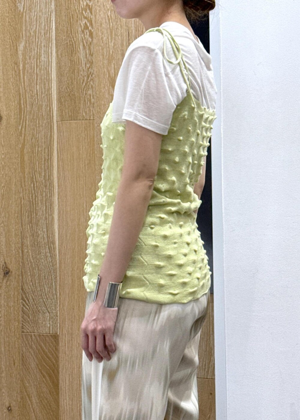 ピンク系のその他パンツ、シルバー系のサンダル、ホワイト系のショルダーバッグを着用したレディースの春コーディネートの6枚目の写真