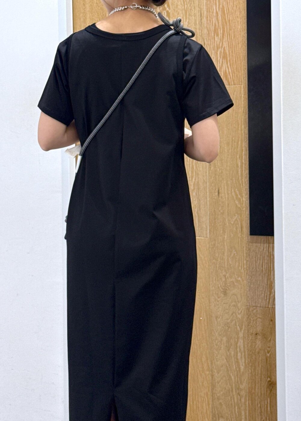 ブラック系のパンプス、ホワイト系のボディバッグ/ウエストポーチ、ブラック系のワンピースを着用したレディースの夏コーディネートの6枚目の写真