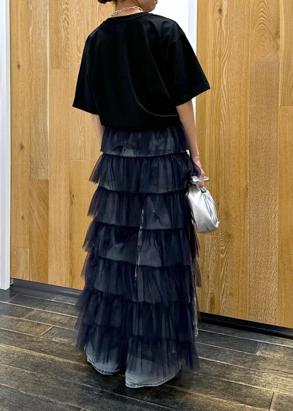 ブラック系のサンダル、シルバー系のショルダーバッグ、ブルー系のスカートを着用したレディースの夏コーディネートの3枚目の写真