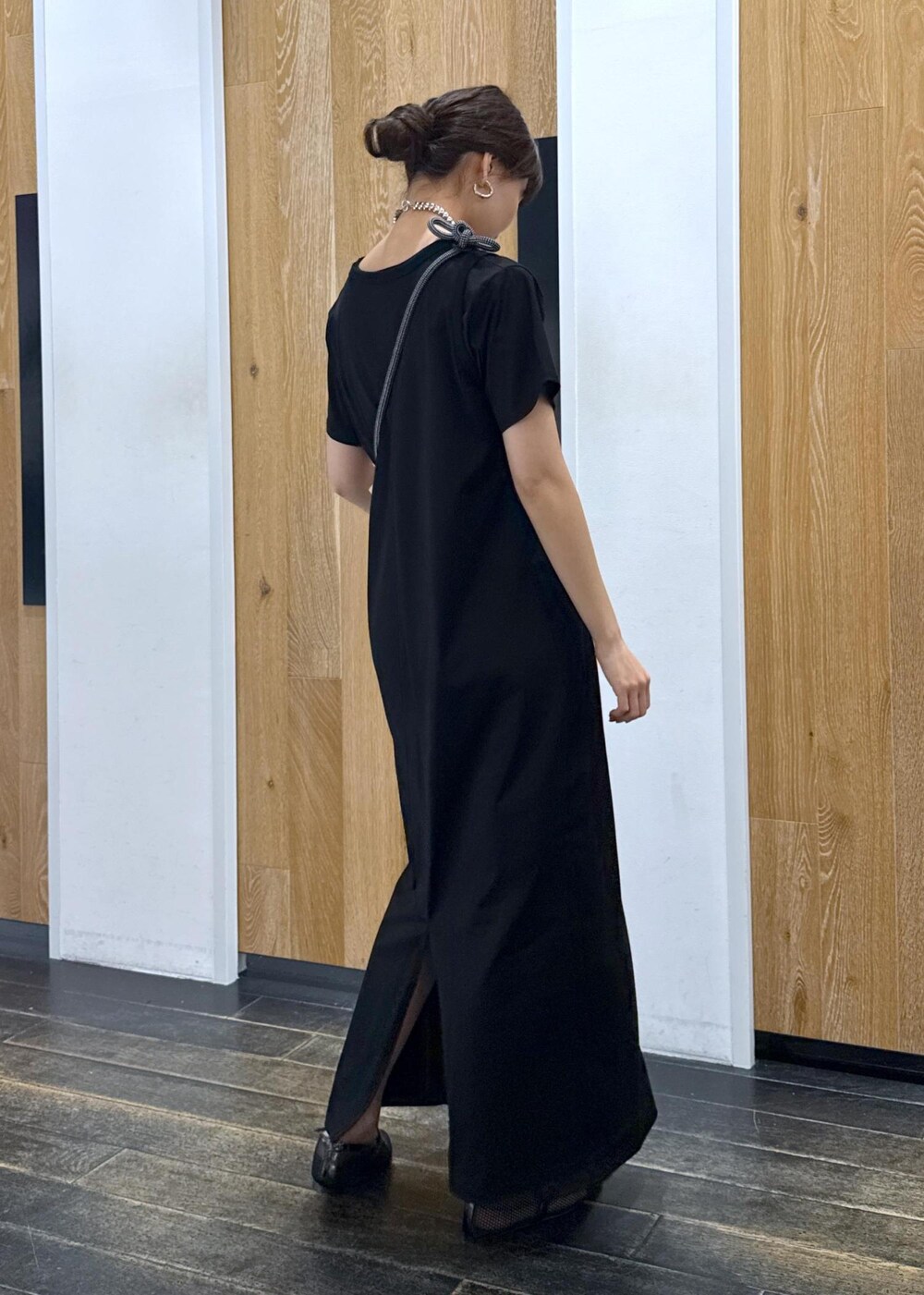 ブラック系のパンプス、ホワイト系のボディバッグ/ウエストポーチ、ブラック系のワンピースを着用したレディースの夏コーディネートの3枚目の写真