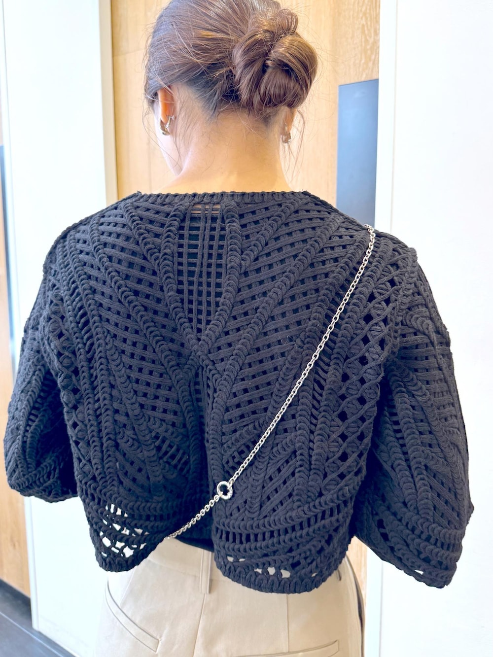 ブラック系のTシャツ/カットソー、ブラック系のショルダーバッグ、ブラック系のカーディガン/ボレロを着用したレディースの冬コーディネートの5枚目の写真