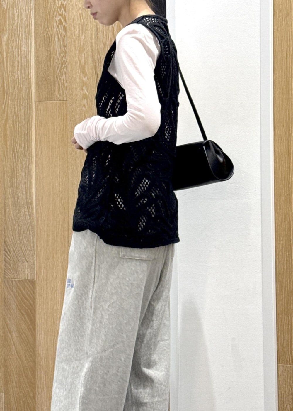 ブラック系のショルダーバッグ、ブラック系のサンダル、グレー系のその他パンツを着用したレディースの春コーディネートの5枚目の写真