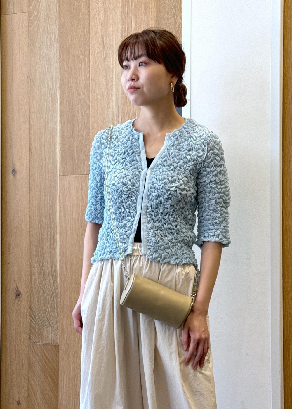 シルバー系のサンダル、ホワイト系のその他パンツ、ブルー系のカーディガン/ボレロを着用したレディースの春コーディネートの4枚目の写真