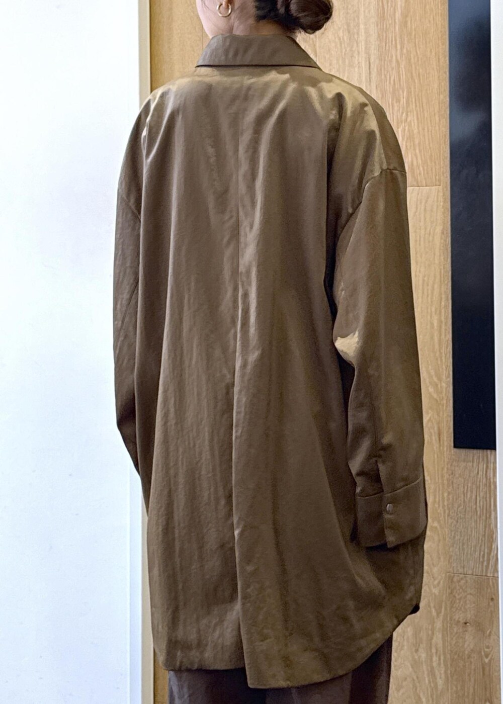 ホワイト系のTシャツ/カットソー、ブラック系のサンダル、ブラウン系のその他パンツを着用したレディースの春コーディネートの6枚目の写真