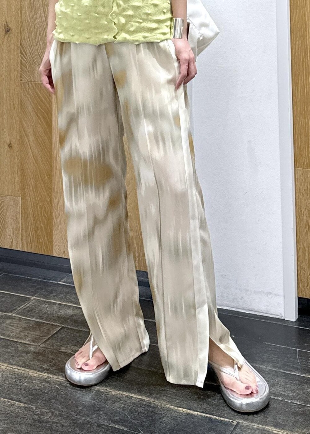 ピンク系のその他パンツ、シルバー系のサンダル、ホワイト系のショルダーバッグを着用したレディースの春コーディネートの8枚目の写真