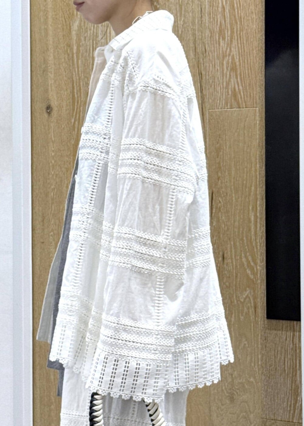 ブラック系のパンプス、グレー系のベスト、ブラック系のショルダーバッグを着用したレディースの春コーディネートの6枚目の写真