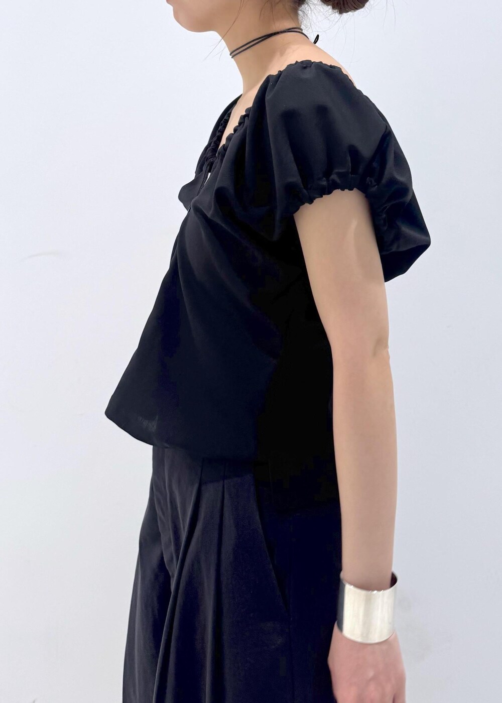 ベージュ系のショルダーバッグ、ブラック系のサンダル、ブラック系のその他パンツを着用したレディースの春コーディネートの5枚目の写真