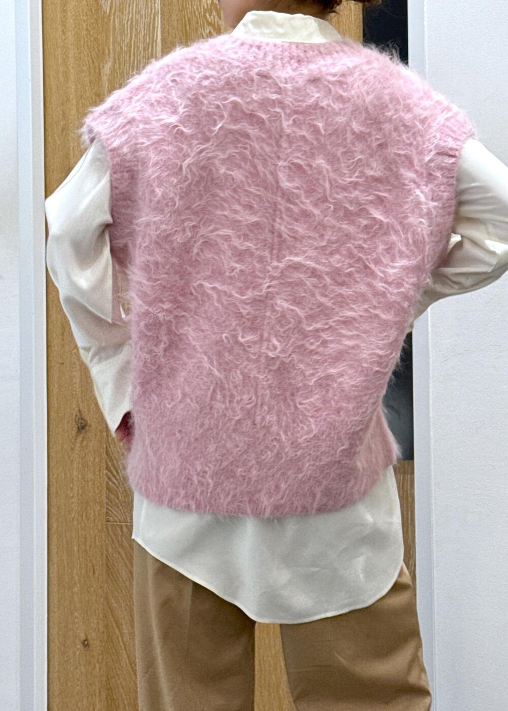 ホワイト系のシャツ/ブラウス、ピンク系のニット/セーター、ベージュ系のスラックスを着用したレディースの秋コーディネートの6枚目の写真
