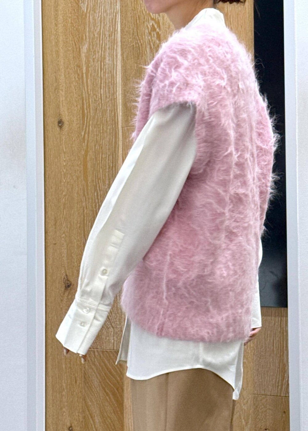 ホワイト系のシャツ/ブラウス、ピンク系のニット/セーター、ベージュ系のスラックスを着用したレディースの秋コーディネートの5枚目の写真
