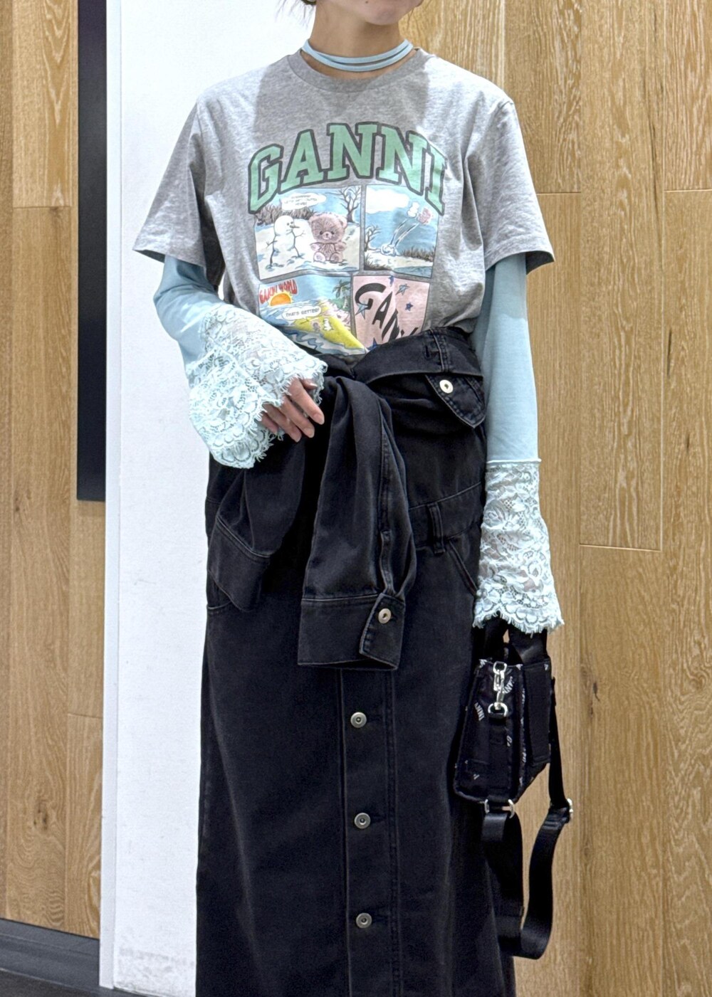 ブラック系のワンピース、ブルー系のTシャツ/カットソー、ブラック系のショルダーバッグを着用したレディースの春コーディネートの4枚目の写真
