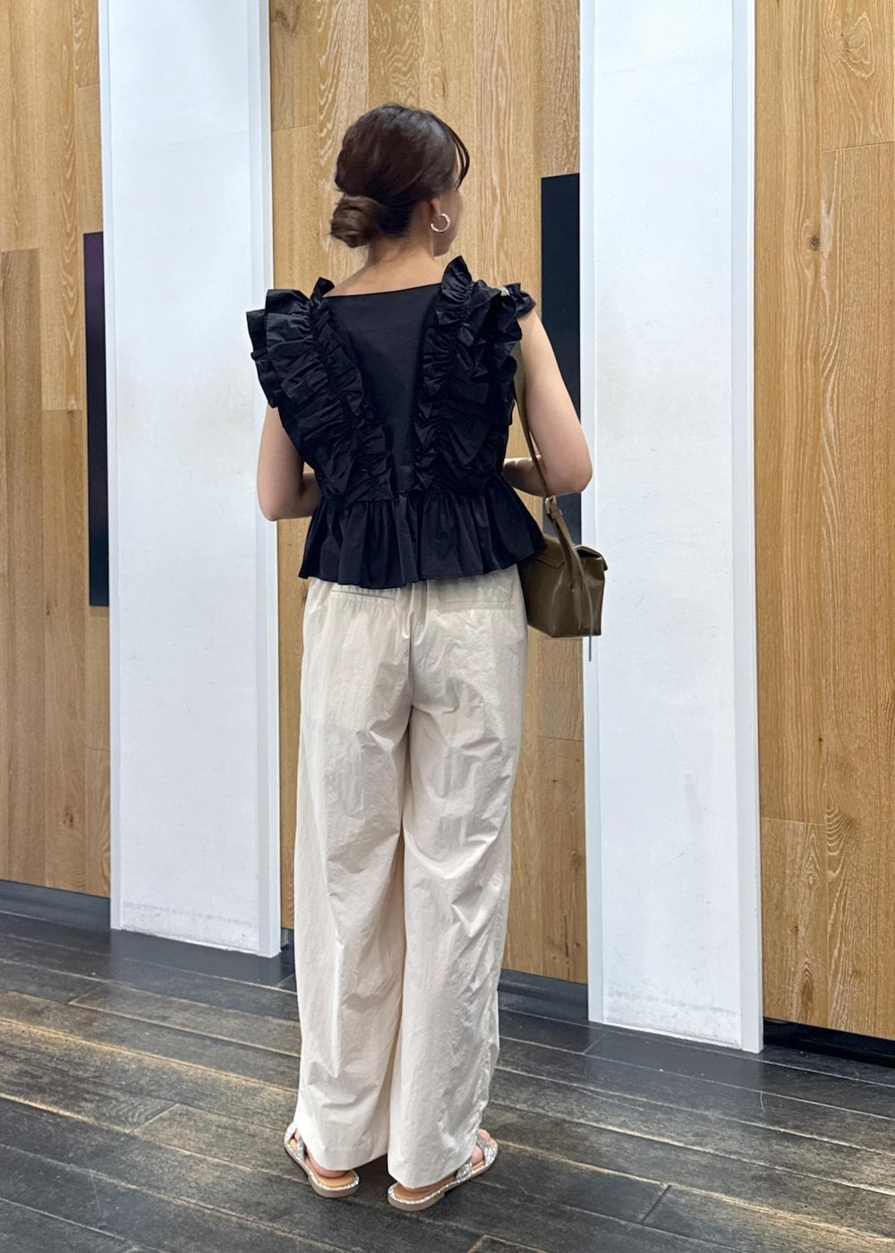 シルバー系のサンダル、ホワイト系のその他パンツ、ブラック系のシャツ/ブラウスを着用したレディースの夏コーディネートの4枚目の写真