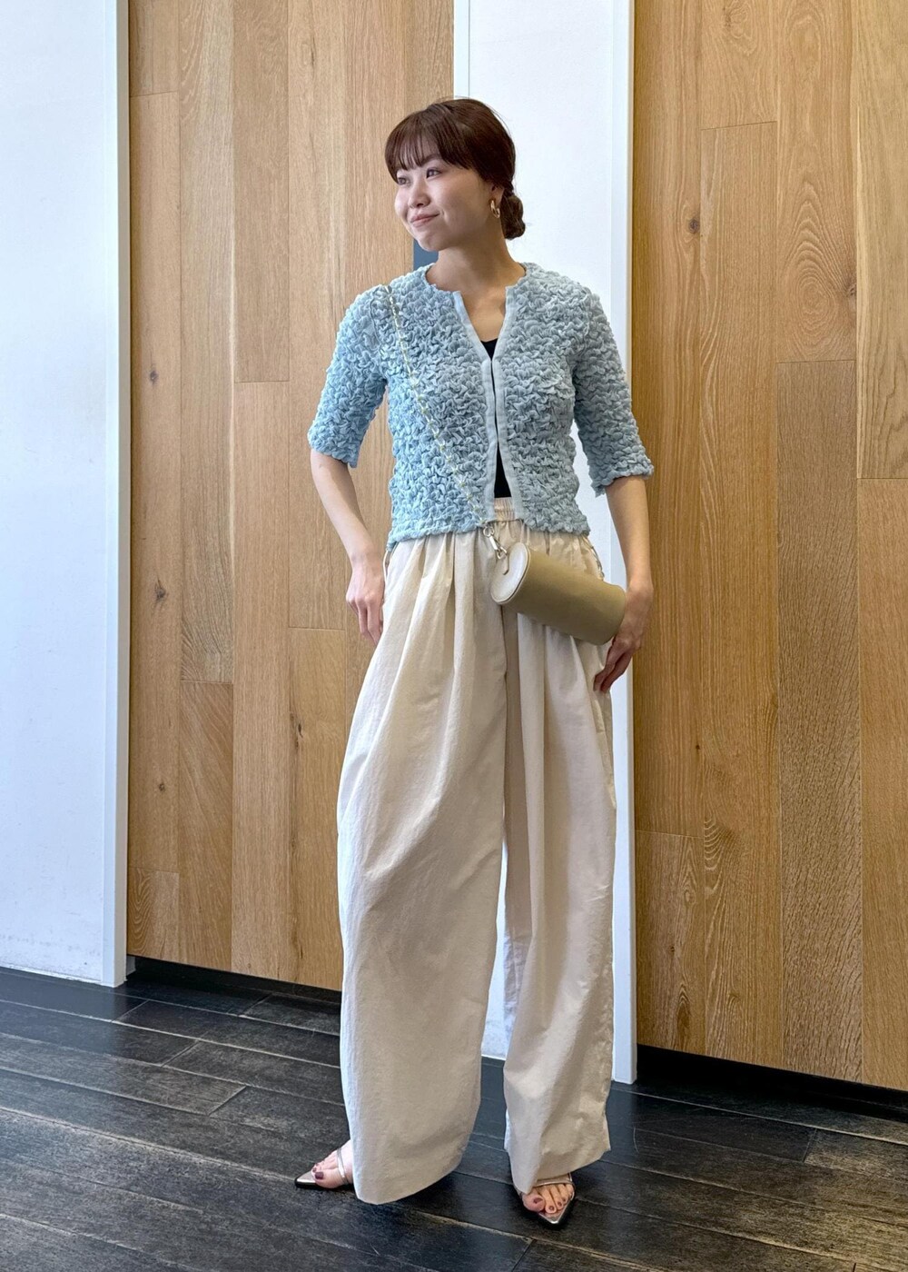 シルバー系のサンダル、ホワイト系のその他パンツ、ブルー系のカーディガン/ボレロを着用したレディースの春コーディネートの2枚目の写真