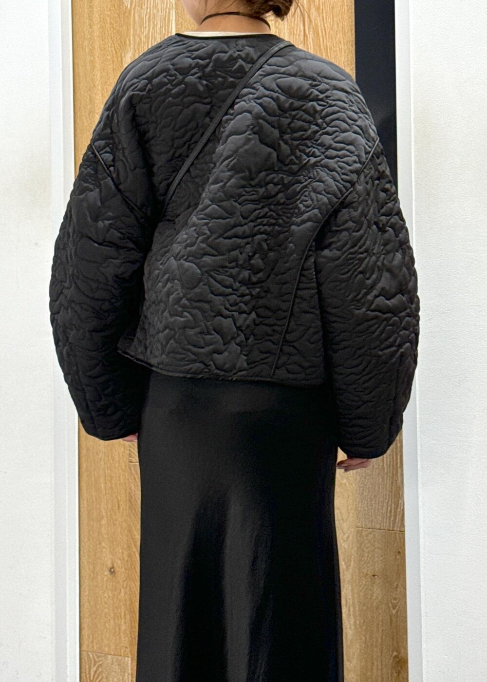 ホワイト系のスウェット、ブラック系のスカート、ブラック系のブルゾンを着用したレディースの冬コーディネートの6枚目の写真