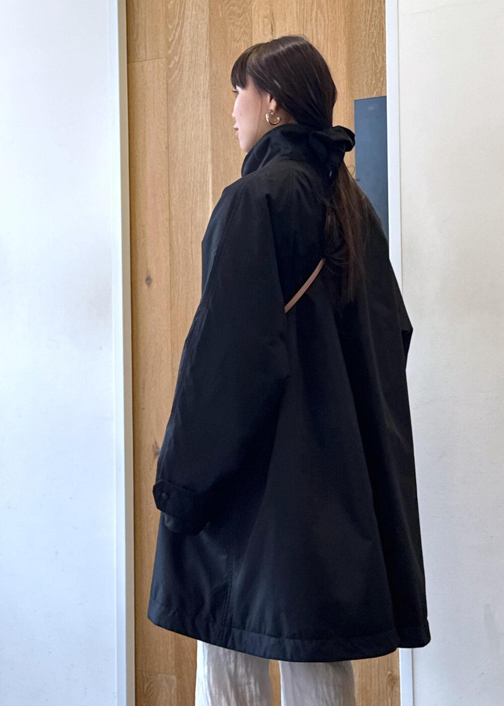 ピンク系のショルダーバッグ、ホワイト系のサンダル、ブラック系のスウェットを着用したレディースの冬コーディネートの6枚目の写真