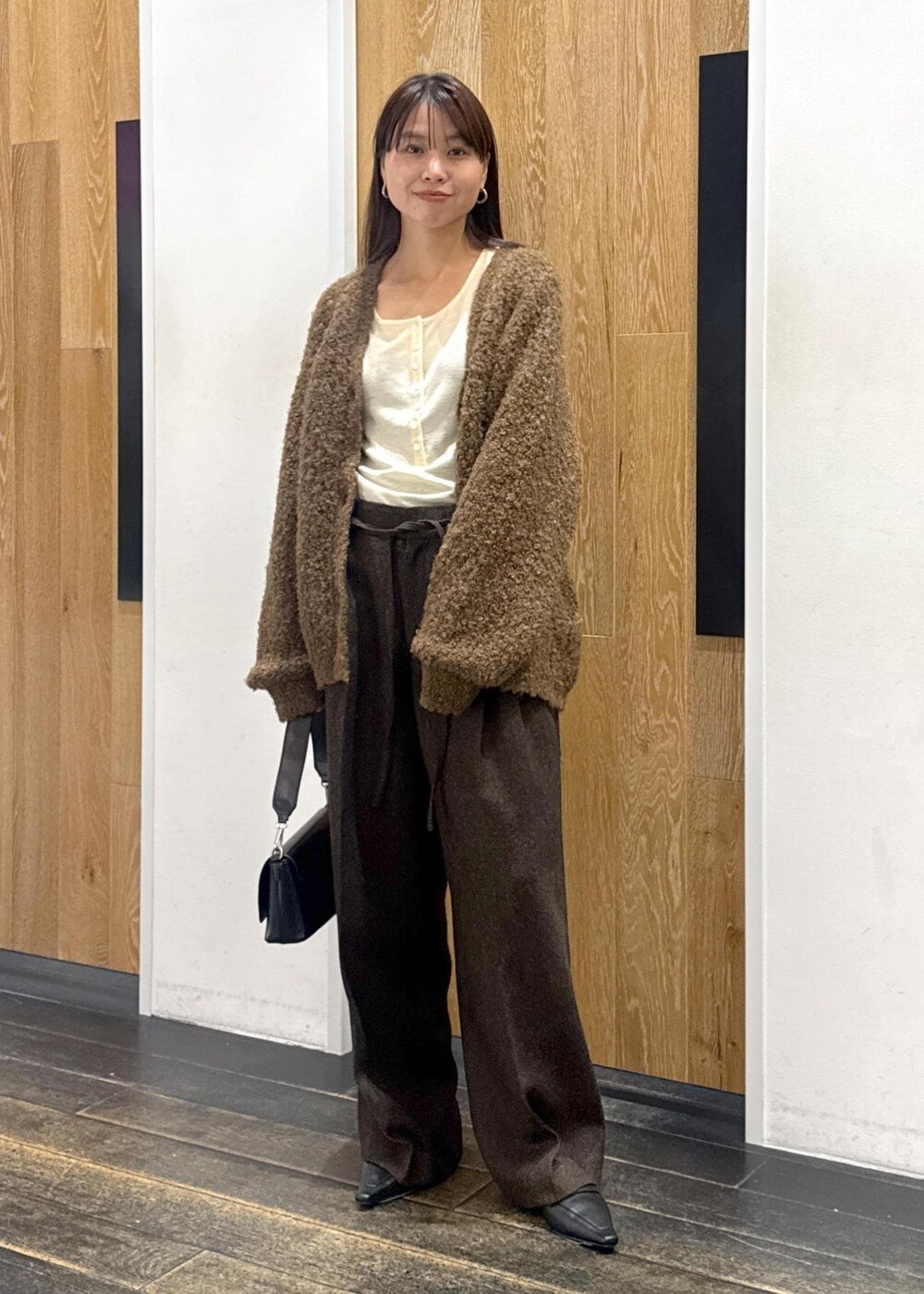 ブラック系のサンダル、ブラック系のショルダーバッグ、ホワイト系のTシャツ/カットソーを着用したレディースの秋コーディネートの2枚目の写真