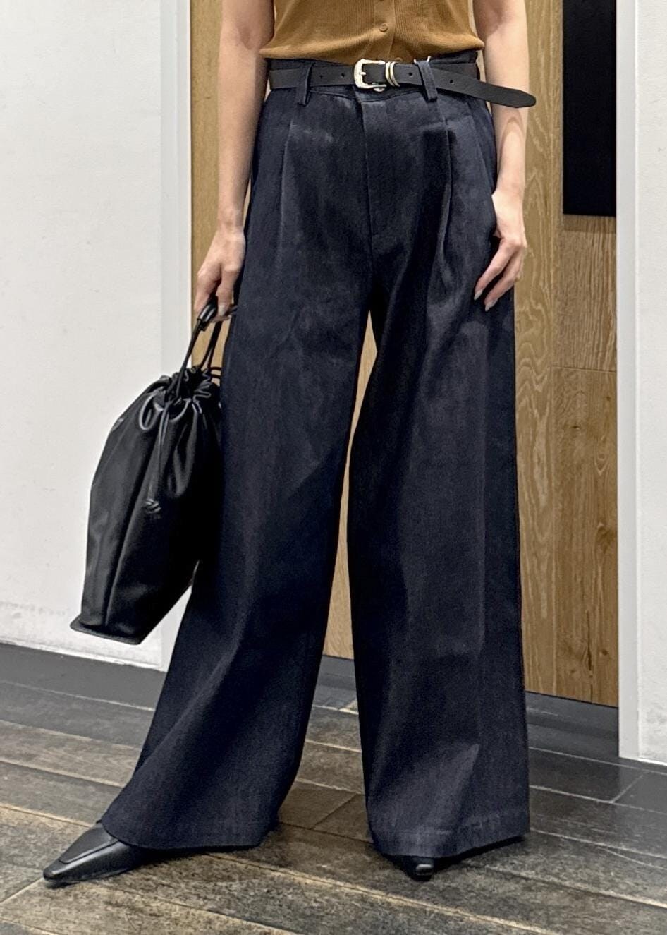 ブラウン系のニット/セーター、ブルー系のデニムパンツ、ブラック系のショルダーバッグを着用したレディースの夏コーディネートの8枚目の写真