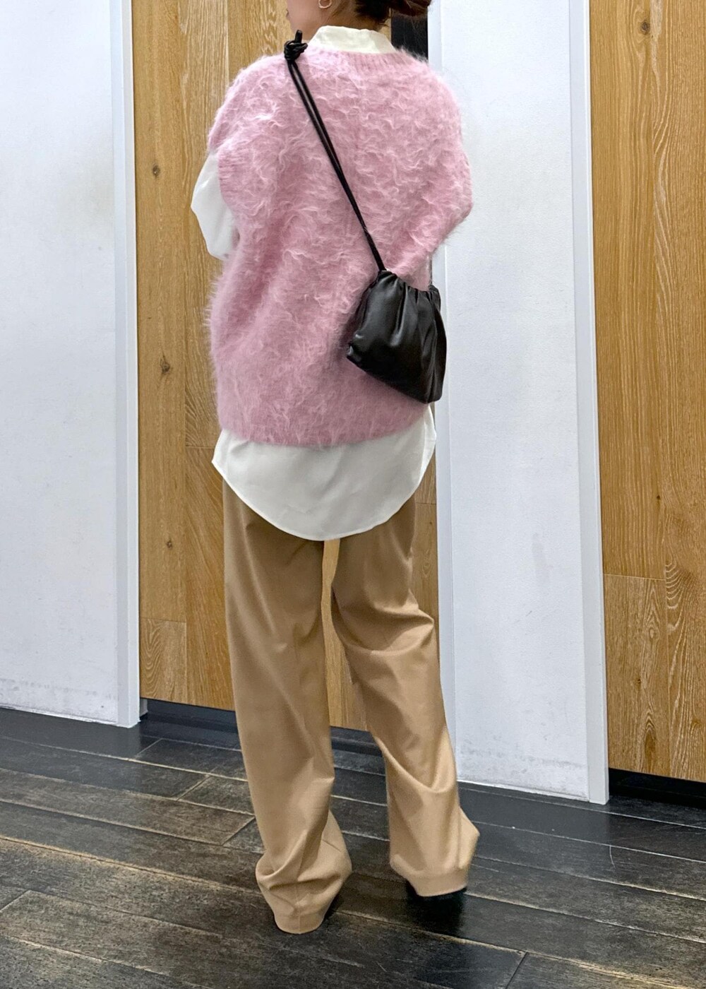 ホワイト系のシャツ/ブラウス、ピンク系のニット/セーター、ベージュ系のスラックスを着用したレディースの秋コーディネートの3枚目の写真