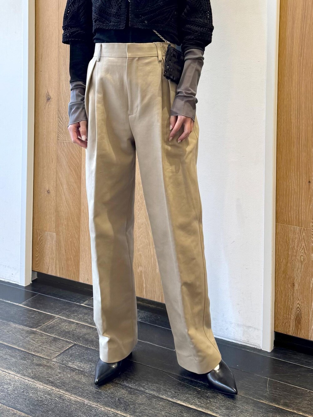 ブラック系のTシャツ/カットソー、ブラック系のショルダーバッグ、ブラック系のカーディガン/ボレロを着用したレディースの冬コーディネートの6枚目の写真